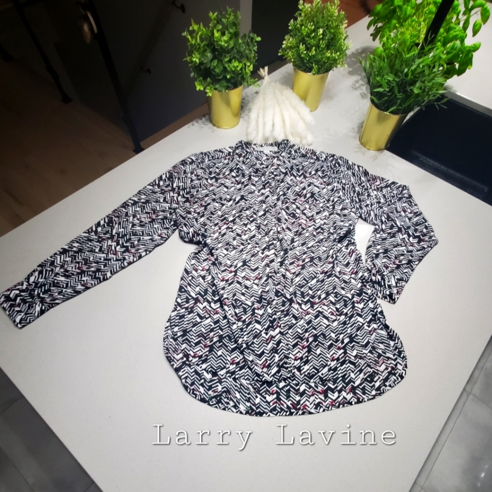 NWOT LARRY LEVINE Magnifique chemisier fluide neuf à motifs délicats